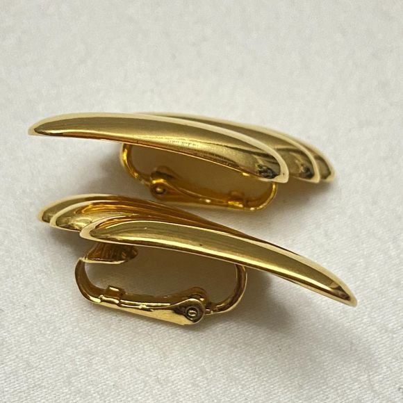 Avon Earrings Geometric Abstract Gold Tone Clip Ons Studs - Picture 3 of 7